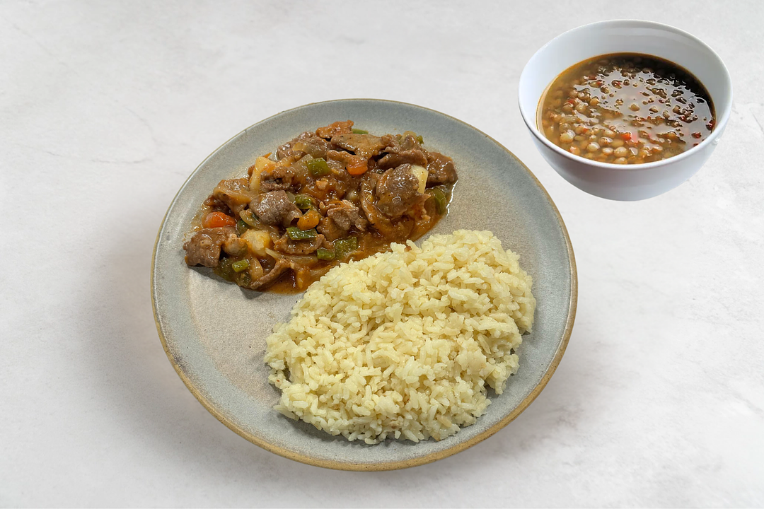 Bistec ranchero, arroz blanco y sopa de lenteja